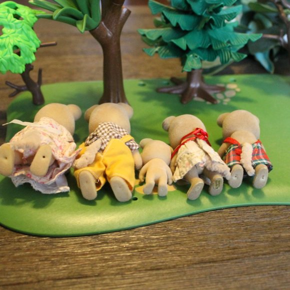 Sylvanian Families Calico Critters Forrester Dog Family & baby crib UK LIMITED - Picture 4 of 4